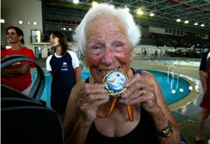  Championne de natation…à 97 ans! - Source de l'image: http://www.courrierinternational.com